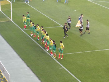 試合終了後の挨拶をする選手たち