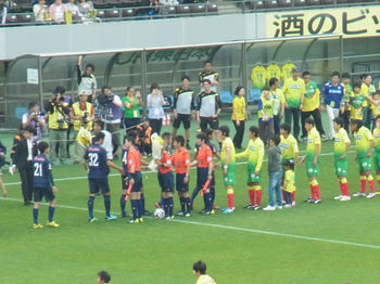 試合前の握手をする選手たち