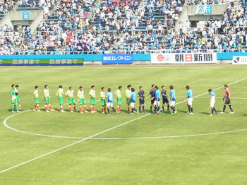 試合後の握手をする両チームの選手たち