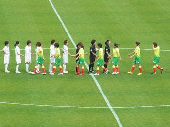 試合終了後の握手をする選手たち