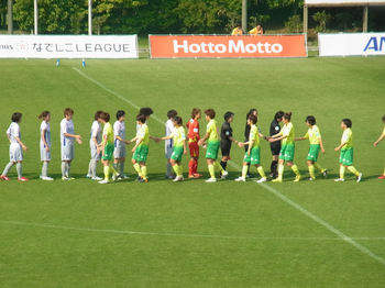 試合終了後の握手をする選手たち