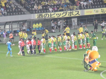 試合前の握手をする選手たち