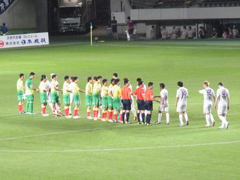 試合終了後の握手をする両チームの選手たち