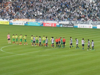 試合終了後の握手をする選手たち