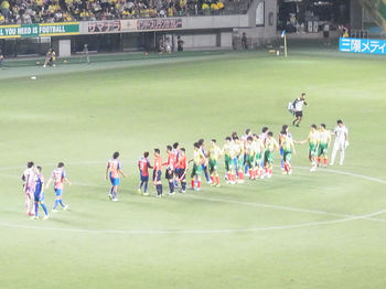 試合終了後の握手をする選手たち