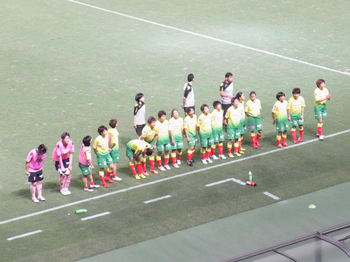 試合終了後の挨拶をする選手たち