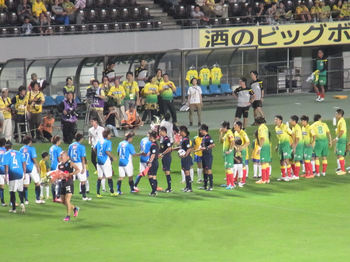 試合前の握手をする両チームの