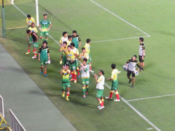 試合後の挨拶をする選手たち