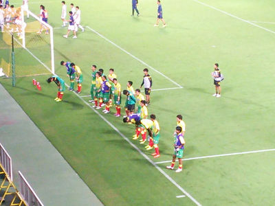 試合終了後の挨拶をする選手たち