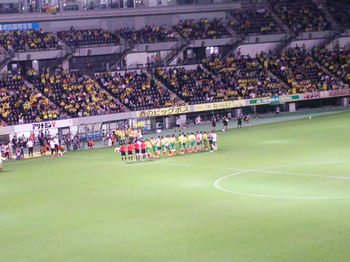 試合前の握手をする両チームの選手たち