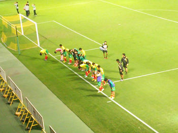 試合後の挨拶をする選手たち