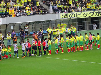 試合前の握手をする両チームの選手たち