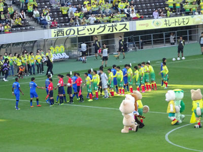 試合前の握手をする選手たち