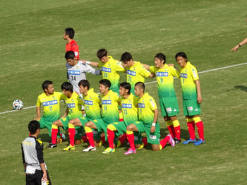 試合前の記念撮影を行うジェフの選手たち