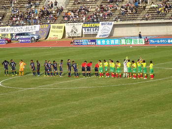 試合後の整列をする選手たち