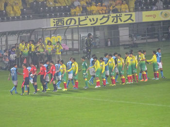 試合前の握手をする選手たち