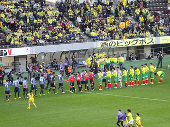 試合前の握手をする選手たち