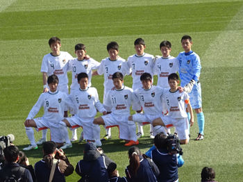 試合前の記念撮影をする青森山田の選手達