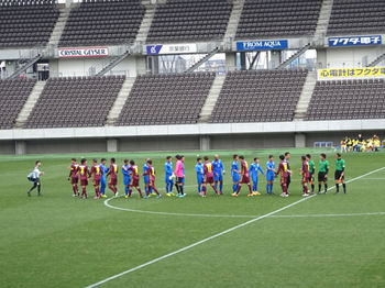 試合後の握手をする選手たち