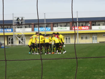 円陣を組む選手たち