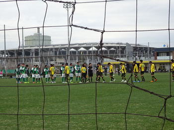 握手をする試合終了後の両チーム選手たち