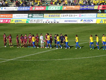 試合終了後の握手をする両チームの選手たち