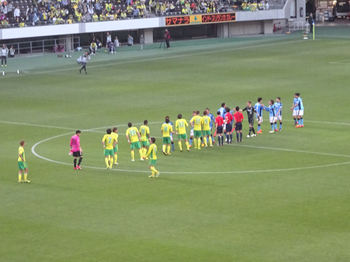 試合後の握手をする両チームの選手たち