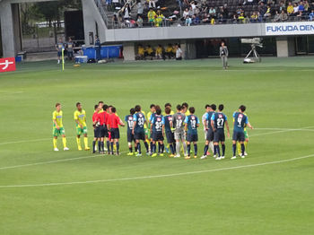 試合終了後の握手をする選手たち