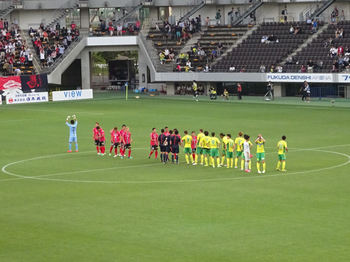 試合終了後の握手をする選手たち