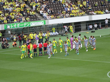 試合前の握手をする選手たち