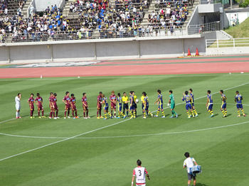 試合終了後の握手をする両チームの選手たち