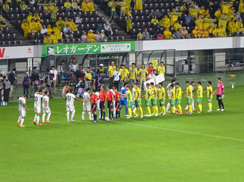 試合前の握手をする両チームの選手たち