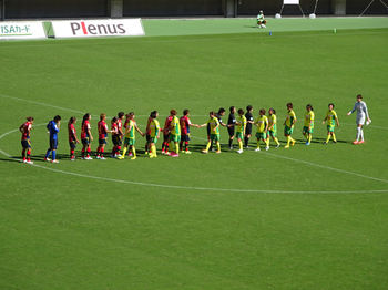 試合終了後の両チーム選手の握手