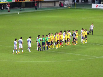 試合後の握手をする選手たち