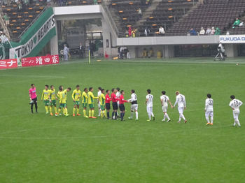 試合終了後の握手をする選手たち