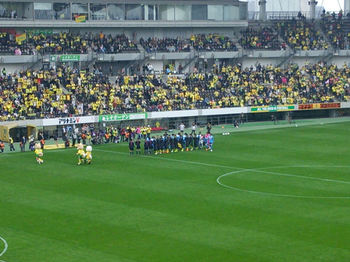 試合前の握手をする選手たち