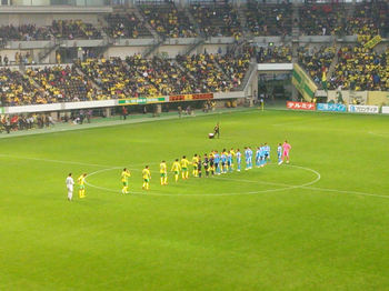 試合終了後の握手をする選手たち