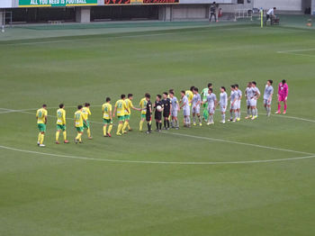 試合終了後の握手をする選手たち