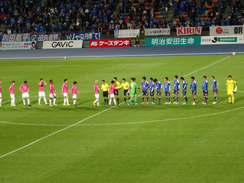 試合終了後の握手を交わす選手たち