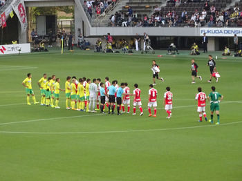 試合終了の握手をする選手たち