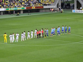 試合終了後の握手をする選手たち