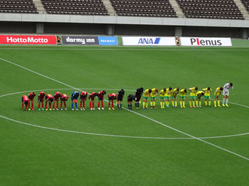 試合後の整列をする選手たち