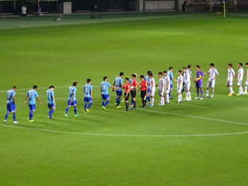 試合終了後の握手を交わす選手たち