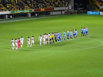 試合終了後の握手をする選手たち