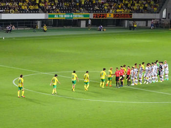 試合終了後の握手をする選手たち