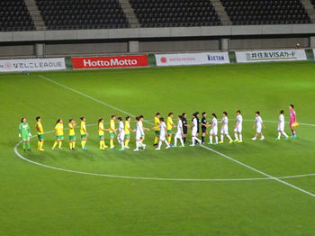 試合終了後の握手をする選手たち