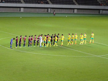 試合終了後の握手をする選手たち