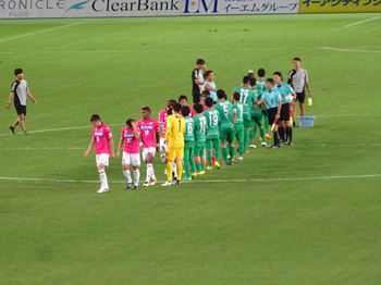 試合終了後の握手をする選手たち