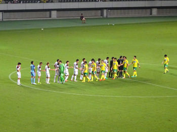 試合終了後の握手をする選手たち