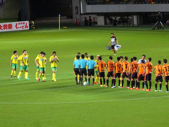 試合後の握手をする選手たち